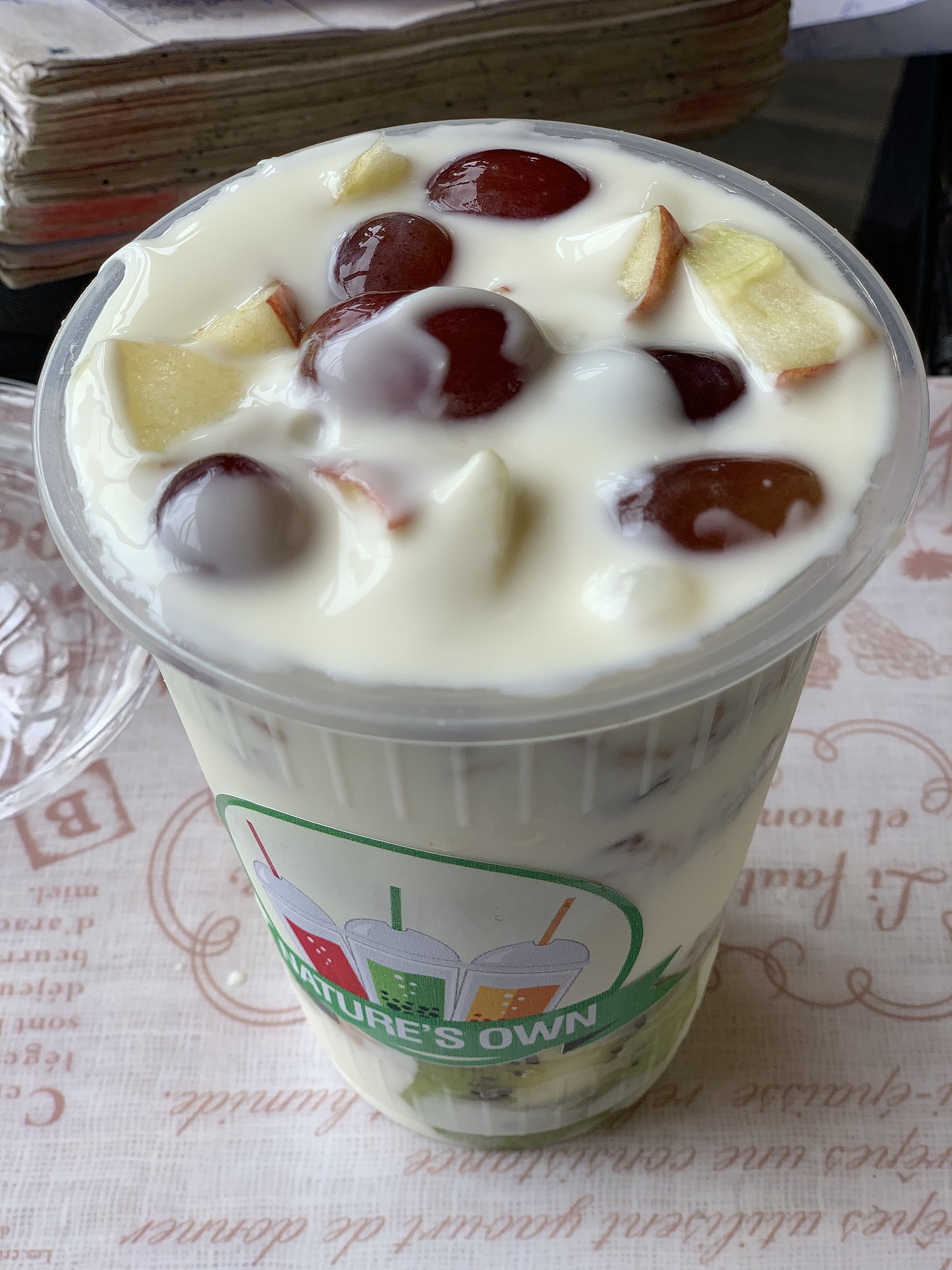 greek yogurt parfait with granola and berries